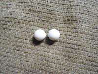 Brincos esferas brancas